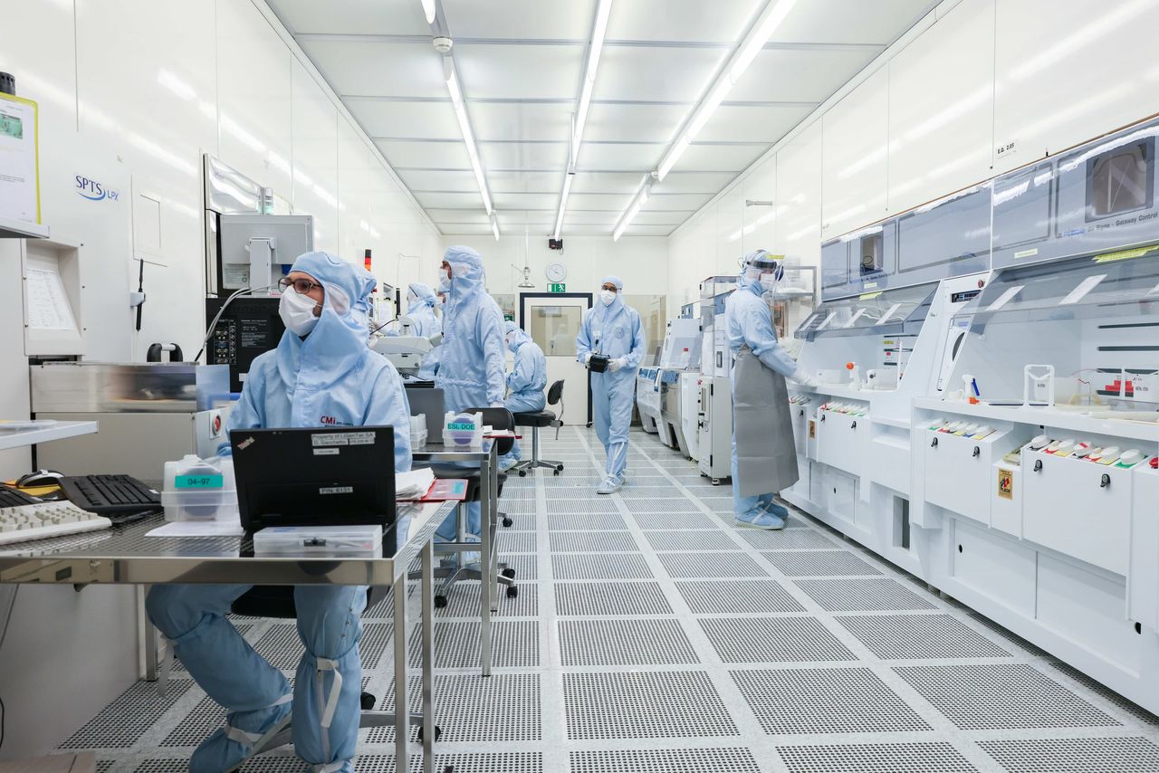 CMi operators working in the cleanrooms